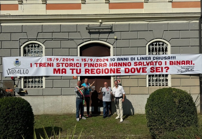 Linea Novara-Varallo chiusa da dieci anni: striscione di protesta