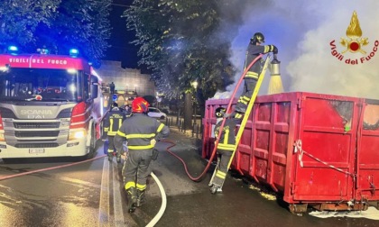 Container in fiamme in corso Garibaldi a Novara