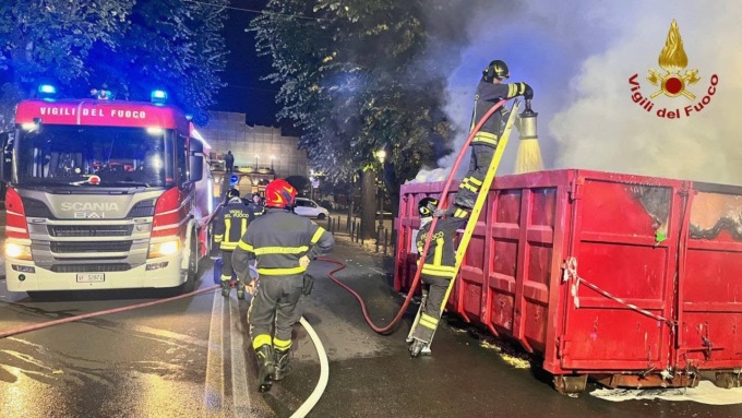 Container in fiamme in corso Garibaldi a Novara