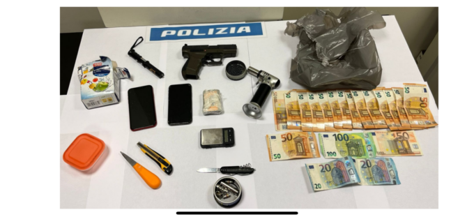 Senza fissa dimora spacciava a casa di un’amica: arrestato