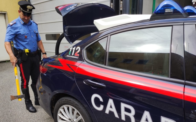 “Hai piegato il manico della scopa: ti ammazzo” Carabinieri fermano uomo con un’ascia