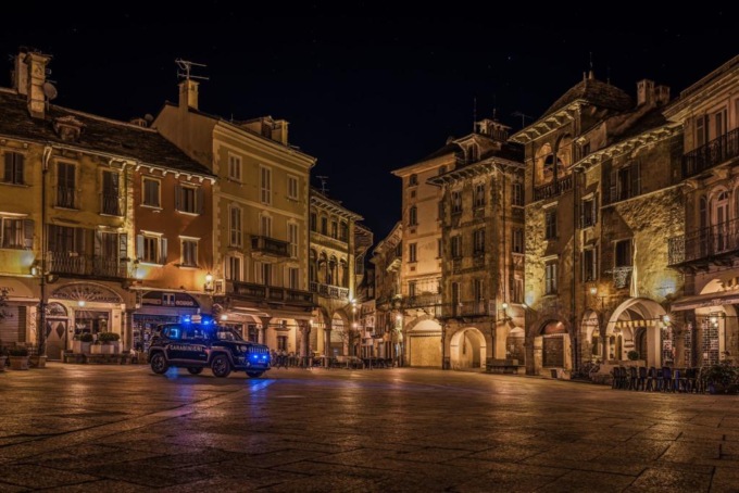 Picchia la moglie, il figlio lo colpisce per allontanarlo ma lui torna alla carica: arrestato