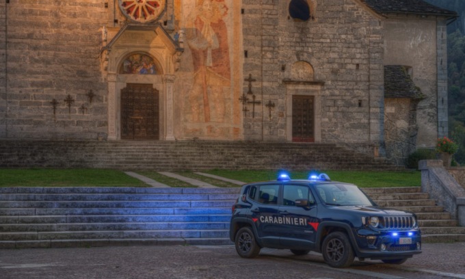 Fermata per un controllo tira uno schiaffo a un carabinieri e un calcio all’altro: arrestata