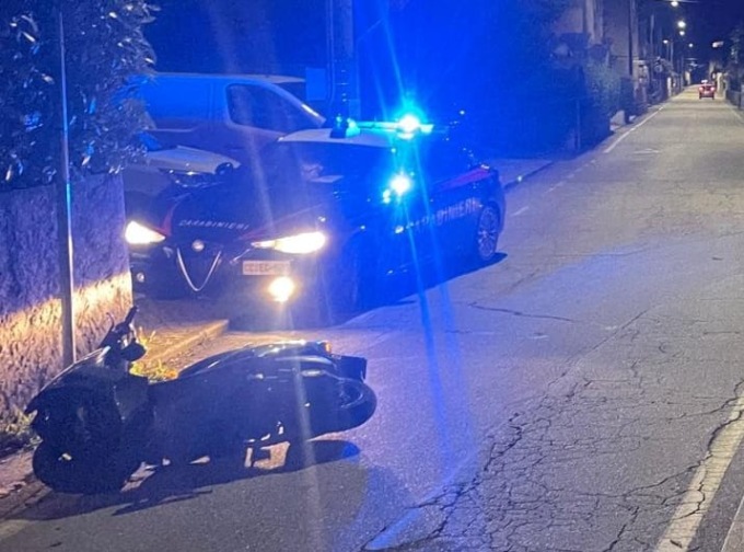Motociclista senza patente e assicurazione causa incidente: pesanti sanzioni dei carabinieri