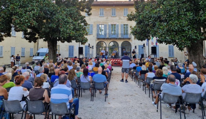 Successo del Tributo a Battisti e di “Accordi d’autore” a Trecate