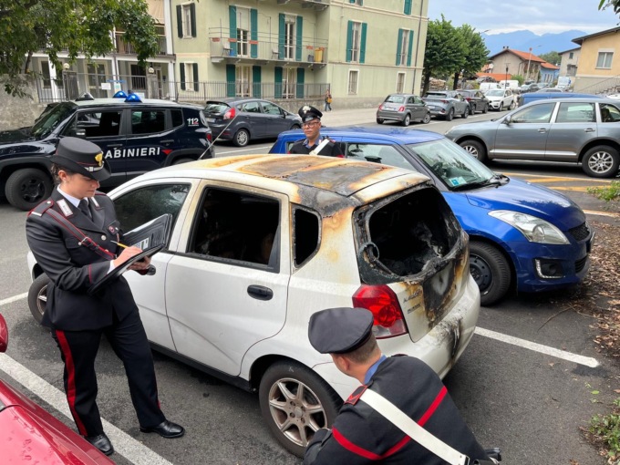 Appena uscito da Poggio Reale sale al nord e brucia due auto a Cannobio: arrestato di nuovo
