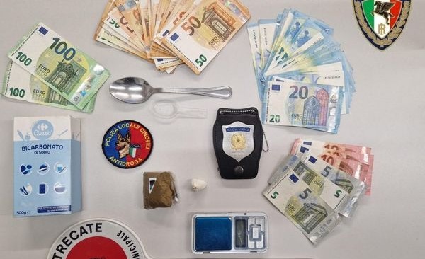 Spacciava nel parcheggio del Carrefour di Trecate: fermato e denunciato