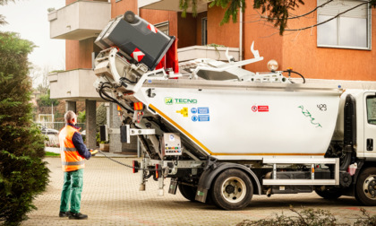 Sacchi rossi della plastica in distribuzione a Lumellogno