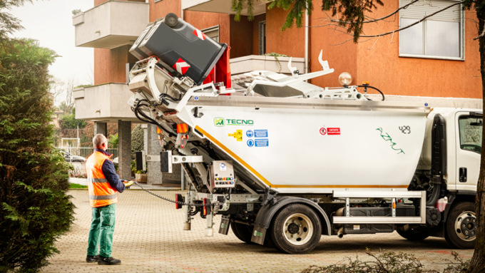 Sacchi rossi della plastica in distribuzione a Lumellogno