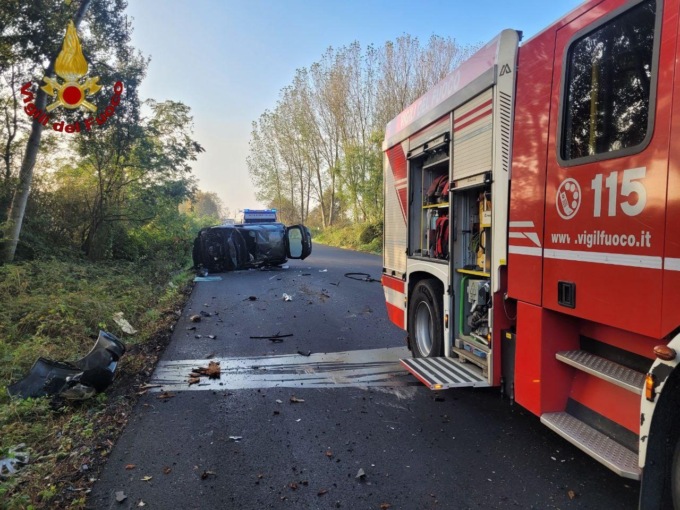 Auto contro albero a Novara: conducente incastrato tra le lamiere