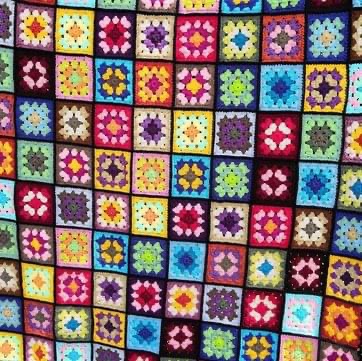 A Trecate si raccolgono gomitoli per le decorazioni di Natale