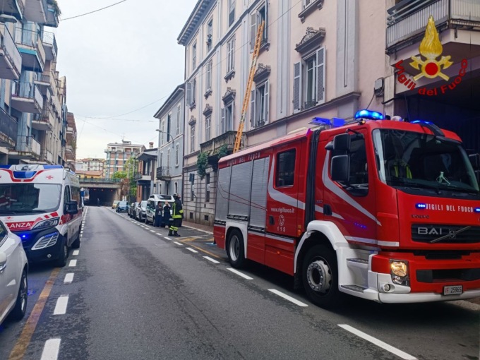 Soccorsa una persona ad Arona: i pompieri entrano dalla finestra