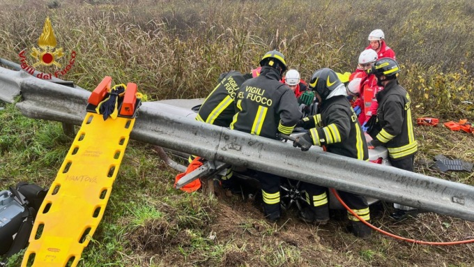 Escono di strada e il guard rail si incastra nell’abitacolo: 2 giovani in codice rosso a Novara
