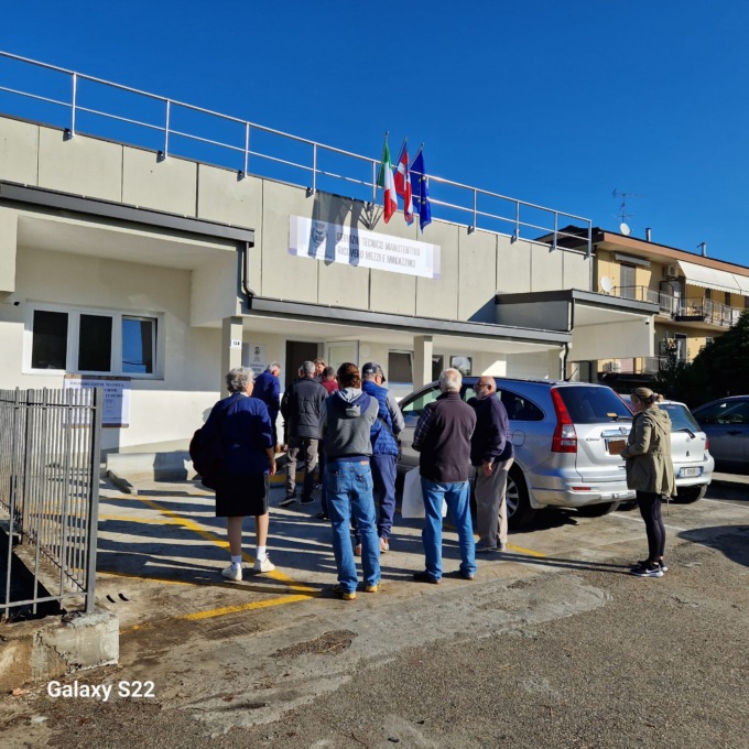 Castelletto inaugura il magazzino comunale per la distribuzione dei sacchi