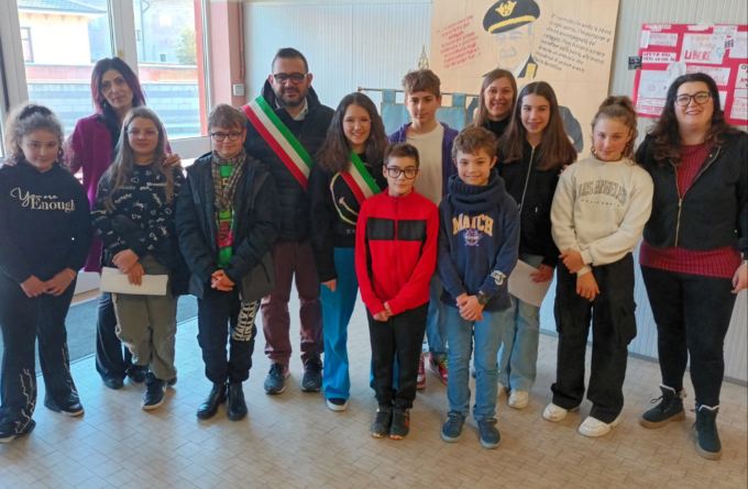 All’Rsa di Borgo Ticino generazioni a confronto: consiglio dei ragazzi in visita