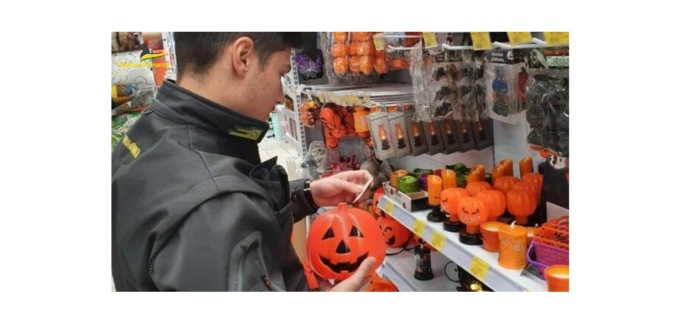 Gdf sequestra 15mila articoli di Halloween e Natale: multa fino a 60mila euro