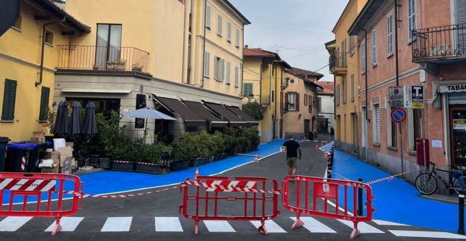 Oleggio e il caso delle “pedonali blu”: raffica di critiche ma il sindaco difende la scelta