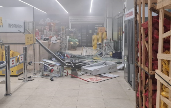 Spaccata notturna nel supermarket: sfondano l’ingresso ma fuggono a mani vuote