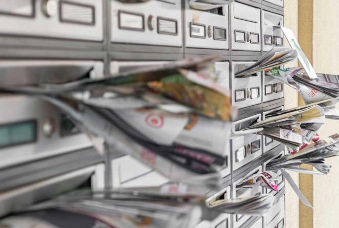 Caporalato a Novara nel mondo del volantinaggio: “Ci facevano pagare anche per dormire”