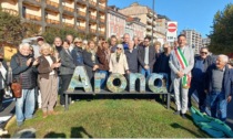 Nuova, coloratissima e "mosaicata" scritta ad Arona