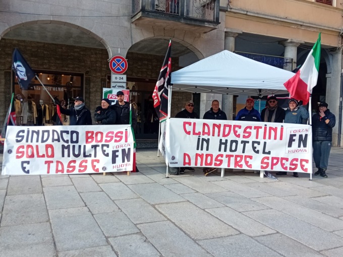 “Basta tasse e privilegi ai clandestini”: Forza Nuova in piazza a Borgomanero