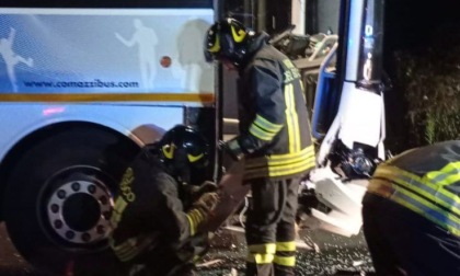 Incidente a Miasino: si scontrano auto e autobus, un uomo incastrato