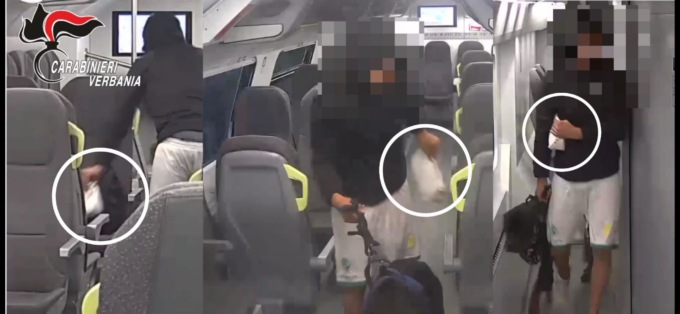 Ruba borsa a una passeggera addormentata: riconosciuto grazie al cane VIDEO