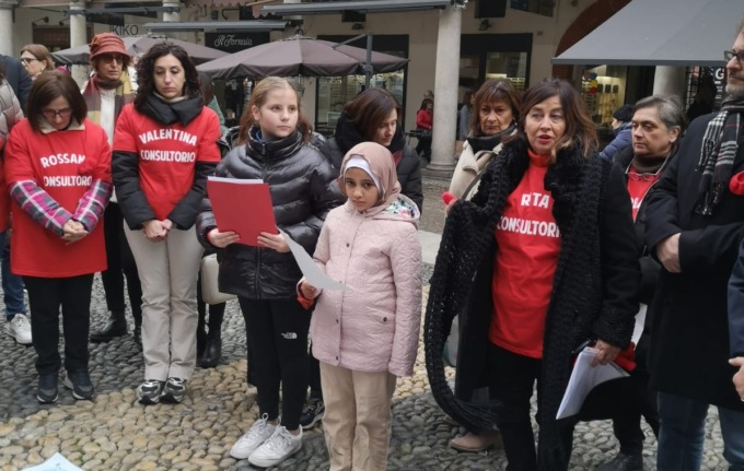 Novara, anche il consiglio dei bambini dice il suo “basta” alla violenza sulle donne