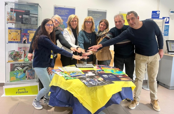 100 anni di tv: un francobollo dedicato a Mike Bongiorno, festa anche ad Arona