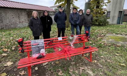 Ora anche San Martino di Trecate ha la sua panchina rossa contro la violenza