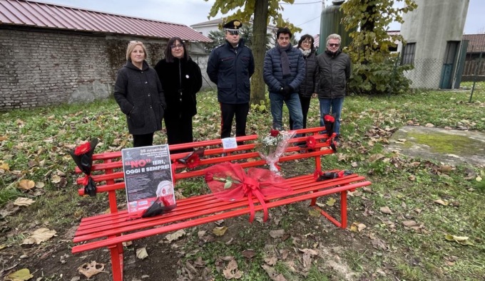 Ora anche San Martino di Trecate ha la sua panchina rossa contro la violenza