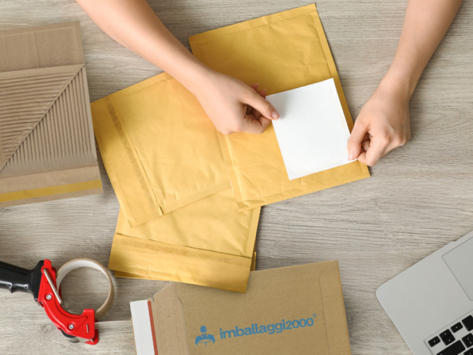 Scelta delle buste per spedizioni: criteri essenziali per una consegna sicura ed efficiente