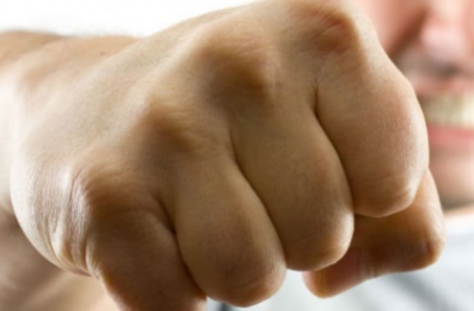 Novara: si becca un pugno in faccia mentre è in attesa al pronto soccorso