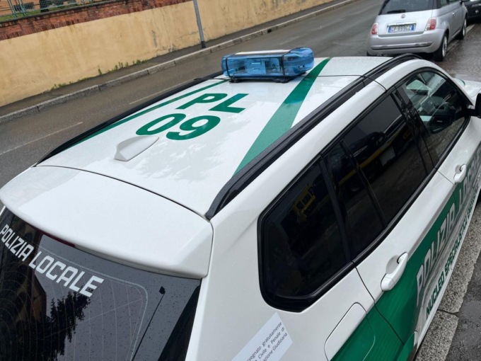 Trecate: colpisce gli agenti per evitare il controllo