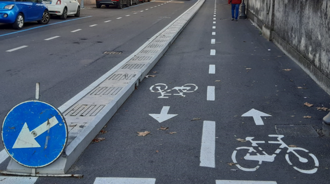 Via Solaroli a Novara e.. il cordolo della discordia