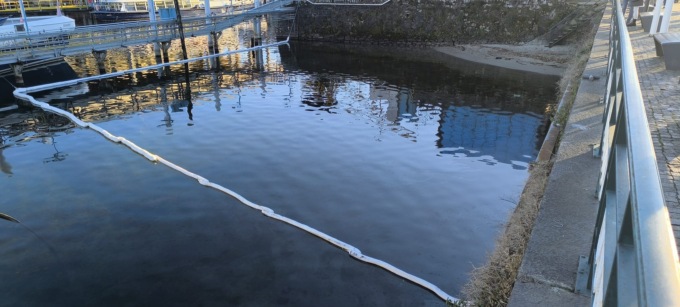 Nuovo sversamento a lago di idrocarburi in largo Caduti di Nassiriya ad Arona