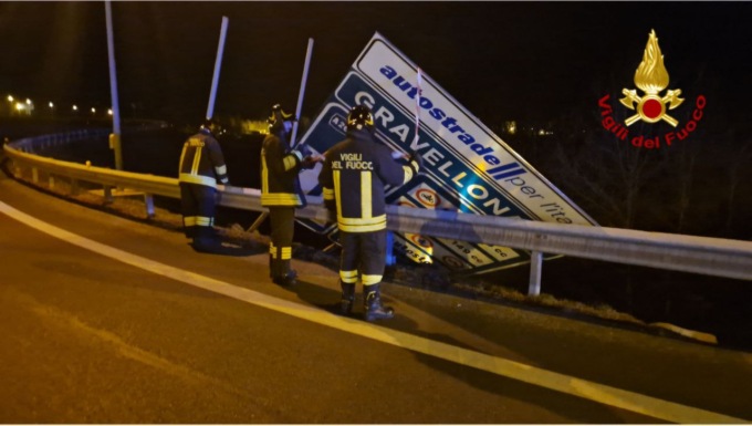 Forti raffiche di vento: 50 interventi dei vigili del fuoco in 12 ore