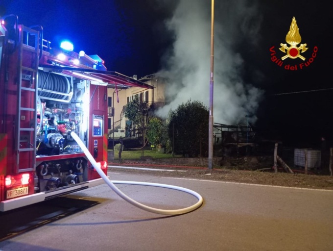Incendio in un capannone a Pisano: intervento dei vigili del fuoco