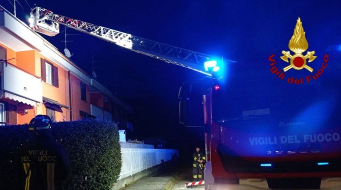 Galliate: garage in fiamme nella notte