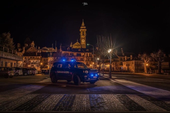 Tampona un bus turistico e rifiuta il controllo con etilometro: denunciato dai carabinieri