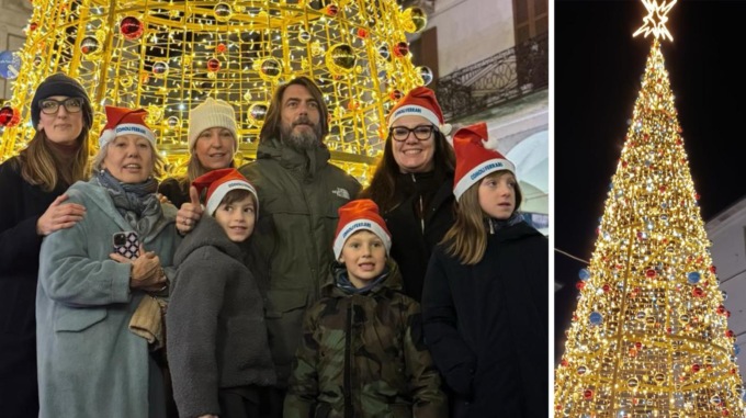 Novara, inaugurato il maxi albero in piazza delle Erbe: 13 metri di altezza e 9mila lucine