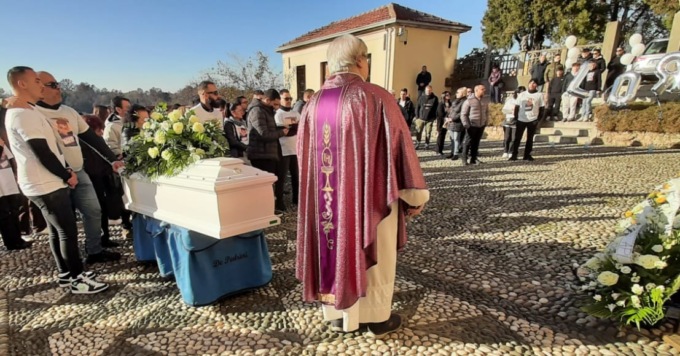 “Ora Lorenzo è nell’abbraccio del Signore”: ultimo saluto al 14enne morto nell’incidente