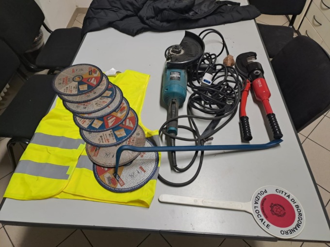 Ladri in fuga dopo l’inseguimento in auto dalla polizia locale di Borgomanero, che sequestra arnesi usati per i furti