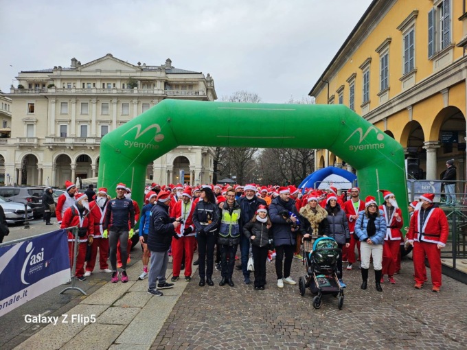 Novara: grande successo per la corsa dei Babbi Natale a favore di Neo-n