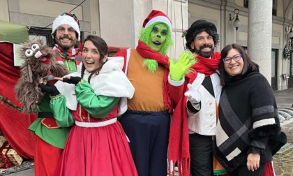 Trecate: bimbi in visita alla Casa del Grinch in piazza Cavour