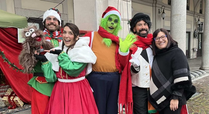 Trecate: bimbi in visita alla Casa del Grinch in piazza Cavour