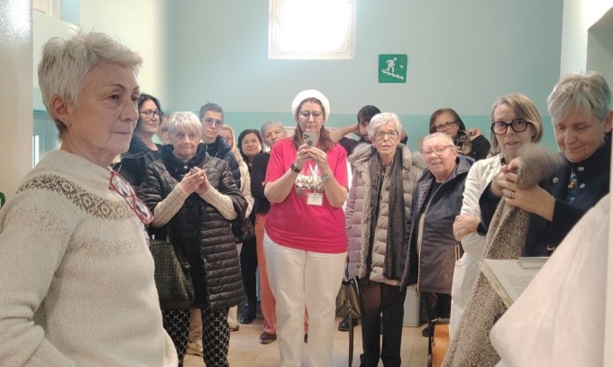 In Oncologia a Borgomanero un Natale tra creatività e desideri appesi all’albero