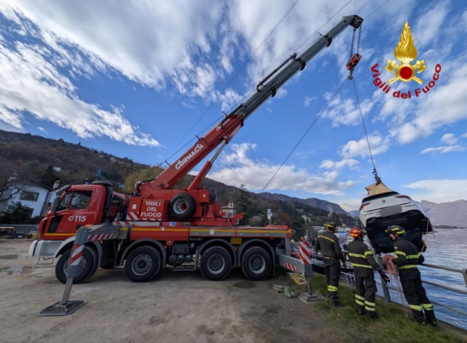 Auto affonda nelle acque antistanti Stresa: recuperata a 28 metri di profondità VIDEO