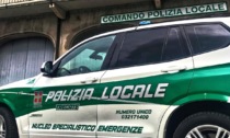 Si mette a petto nudo e molesta gli avventori di un bar: arrestato a Trecate