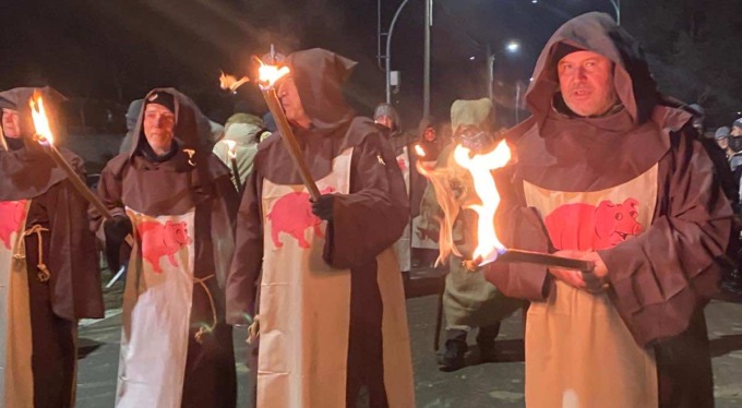 Successo per il tradizionale falò di Sant’Antonio Abate a Trecate